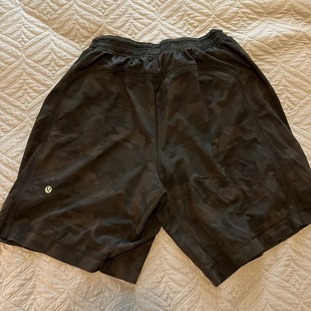 Men’s Lululemon 9” Work Out Shorts Black Camo Medium